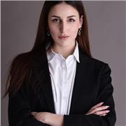 Ragazza giovane e solare, che ama aiutare il prossimo